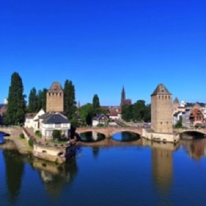 Strasbourg avec son ciel bleu et ses 1682917 degrés en été 🤩.#strasbourg #france #city